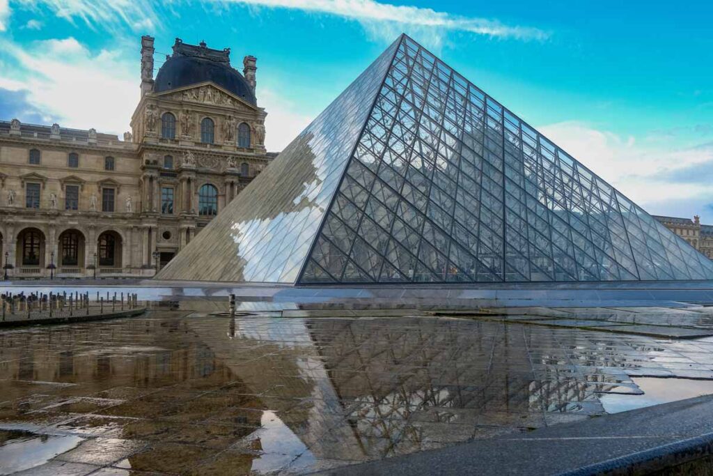 Außenansicht des Louvre in Paris – Symbolfoto zum hr-iNFO-Interview mit VZM über Sicherheitskonzepte für Museen, Quelle: Gesiel - stock.adobe.com