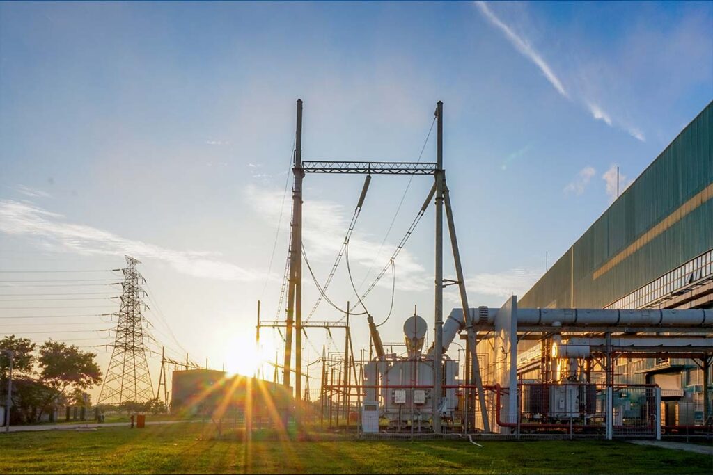 Umspannwerk mit Hochspannungsleitungen auf einem Industriegelände