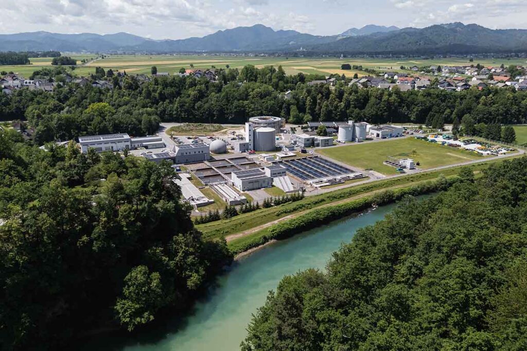 Wasser- und Versorgungsanlage inmitten einer Flusslandschaft (24K-Production - stock.adobe.com)